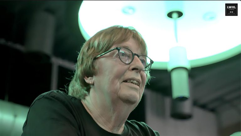 Vrouw op de Milon Cirkel bij Living Well in Gouda